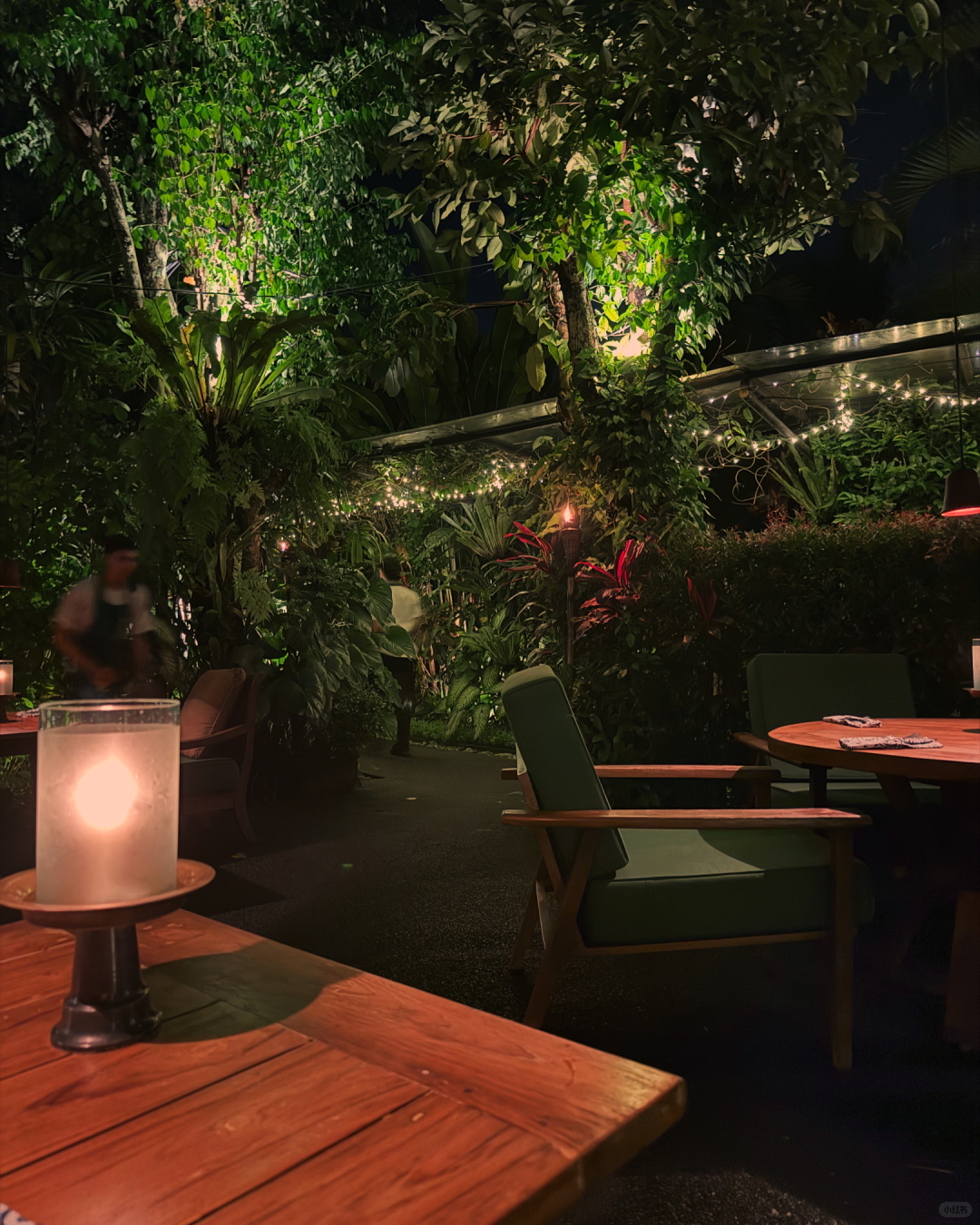 Bali-At the three-star Michelin French restaurant mozaic in Ubud, Bali, the waiter will introduce the ingredients and methods of each dish.