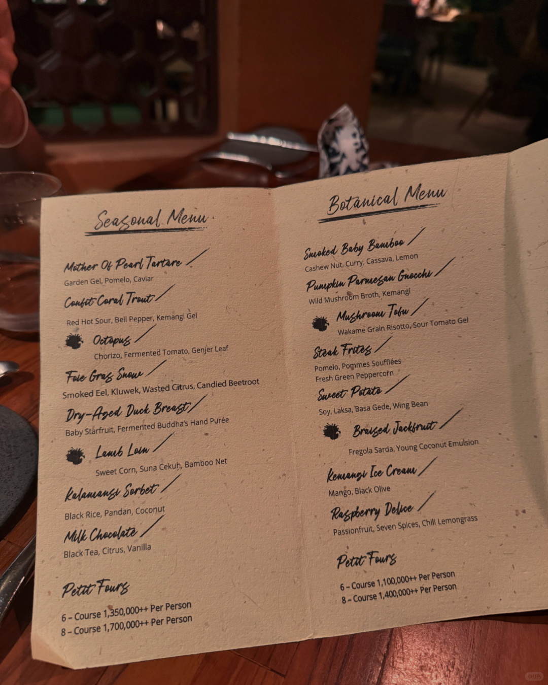Bali-At the three-star Michelin French restaurant mozaic in Ubud, Bali, the waiter will introduce the ingredients and methods of each dish.