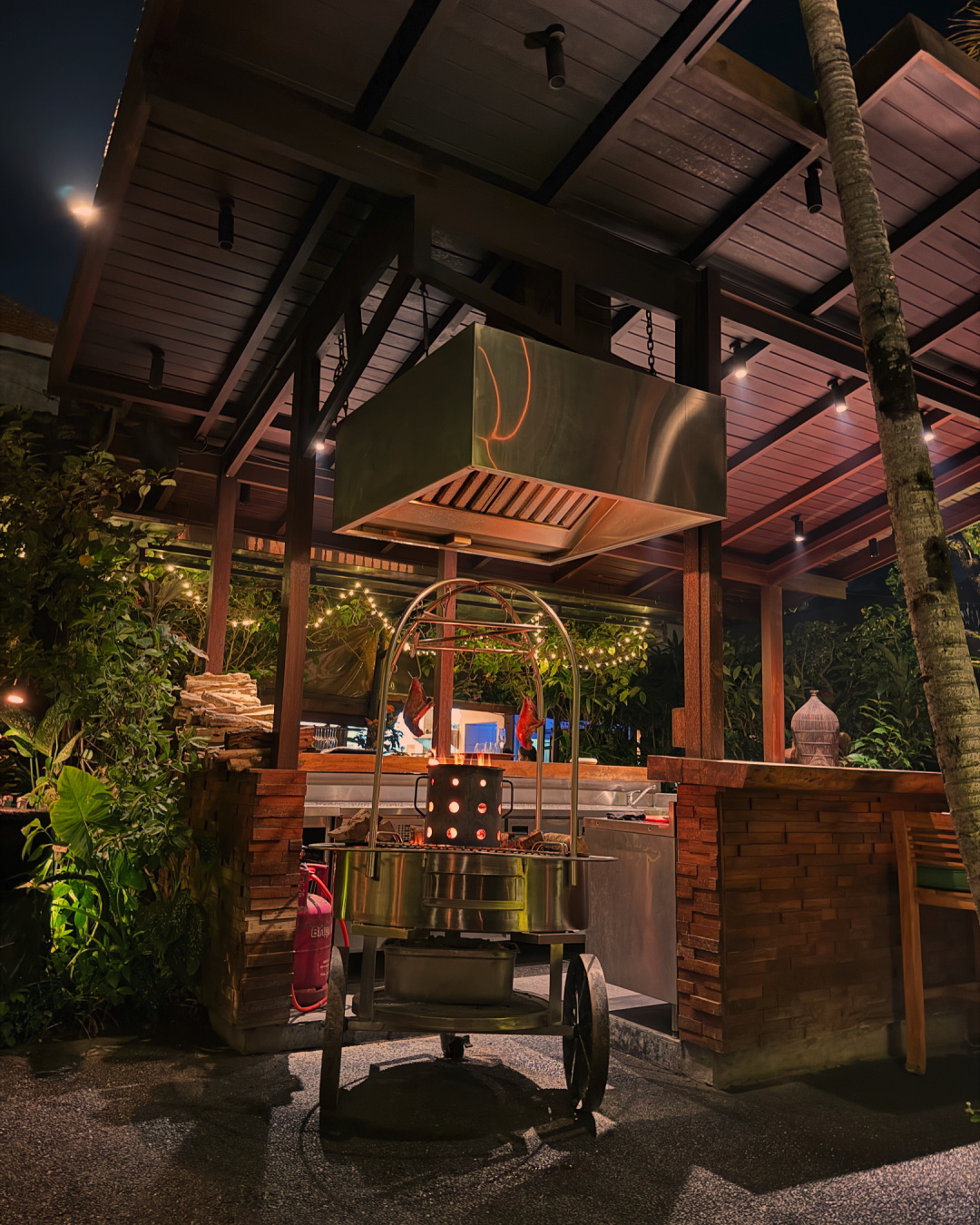 Bali-At the three-star Michelin French restaurant mozaic in Ubud, Bali, the waiter will introduce the ingredients and methods of each dish.