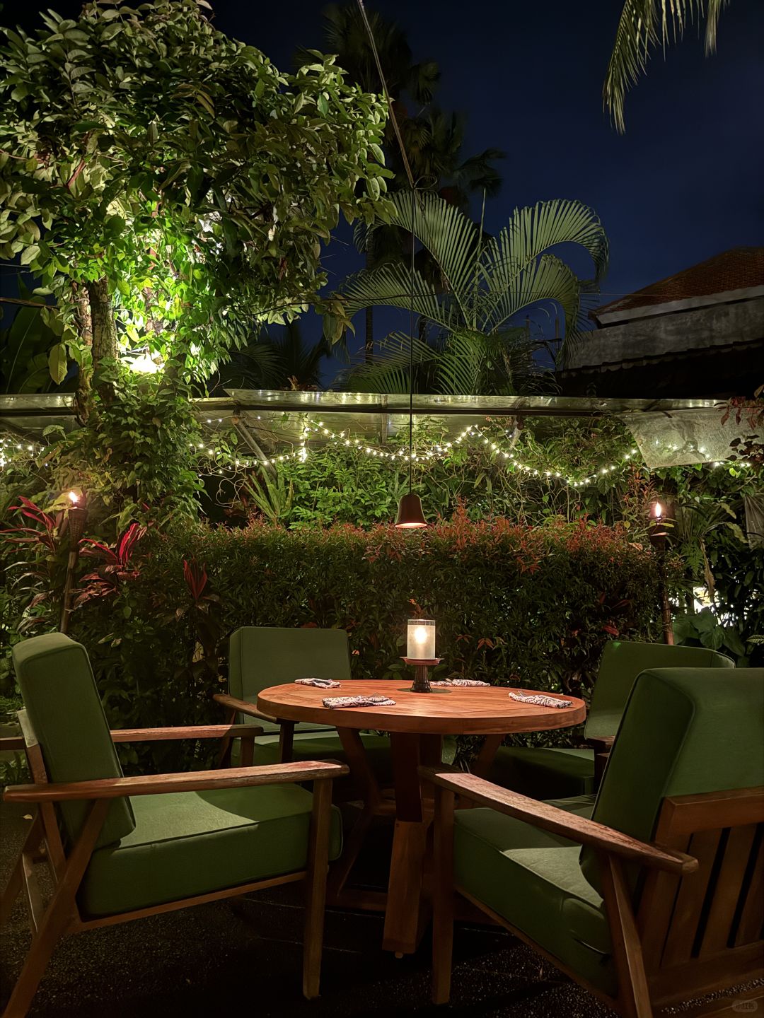 Bali-At the three-star Michelin French restaurant mozaic in Ubud, Bali, the waiter will introduce the ingredients and methods of each dish.
