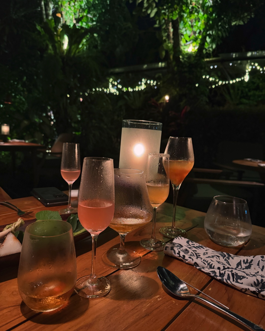 Bali-At the three-star Michelin French restaurant mozaic in Ubud, Bali, the waiter will introduce the ingredients and methods of each dish.