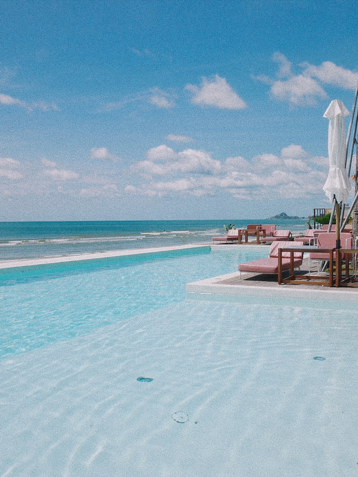 Hua Hin-Chocolate Box Hotel in Hua Hin, Oasis Beach Bar and Restaurant in Seen Space with Sea Breeze