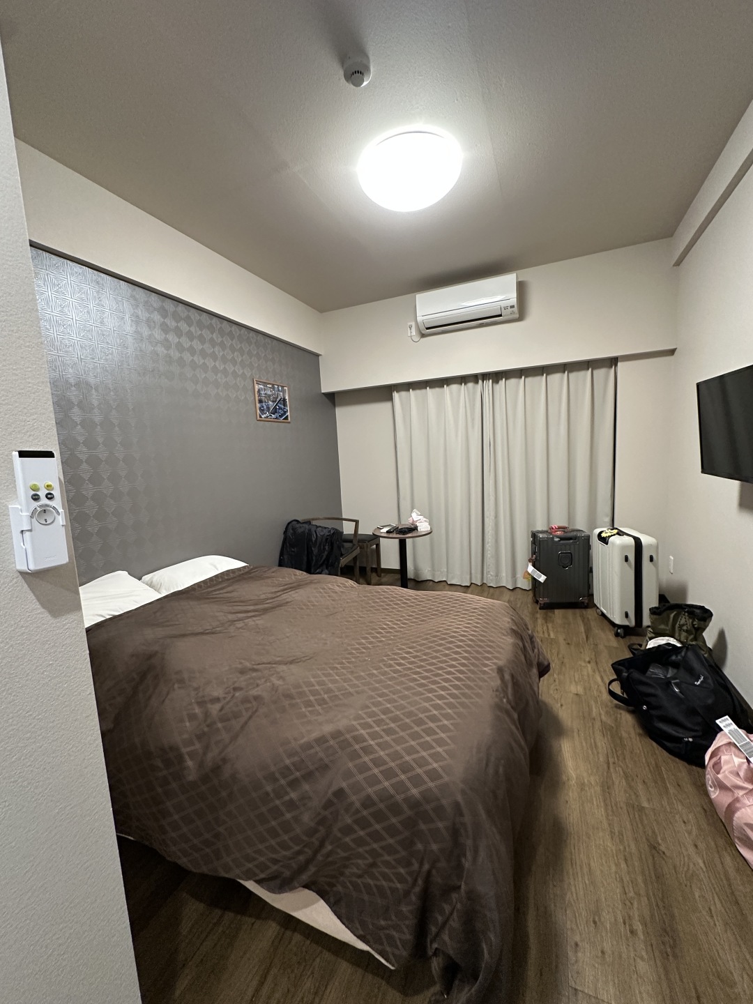Okinawa-Naha Kume Kinjo LINK Hotel, the rooms are warmly colored and provide a complete set of Pola toiletries