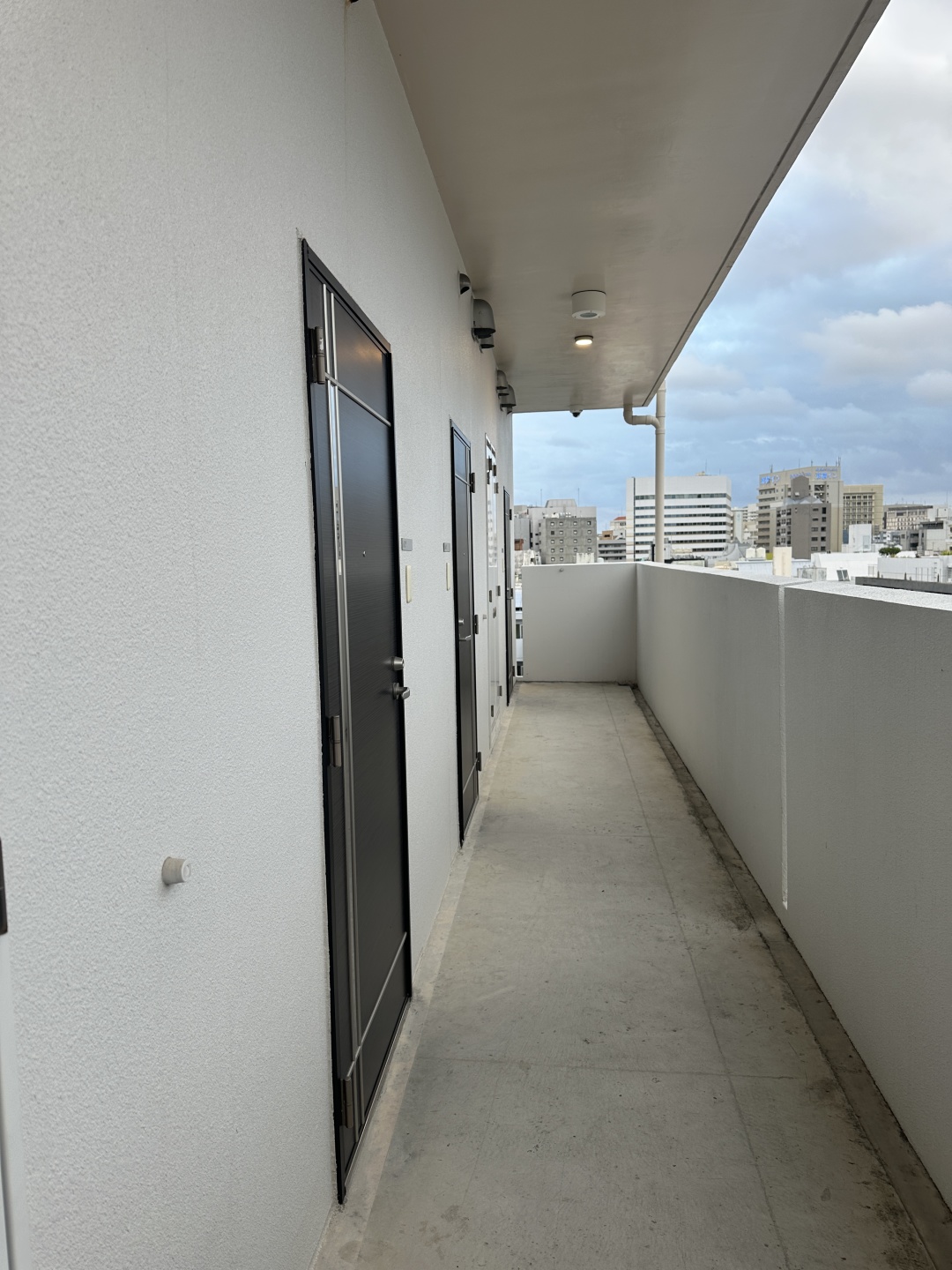 Okinawa-Naha Kume Kinjo LINK Hotel, the rooms are warmly colored and provide a complete set of Pola toiletries