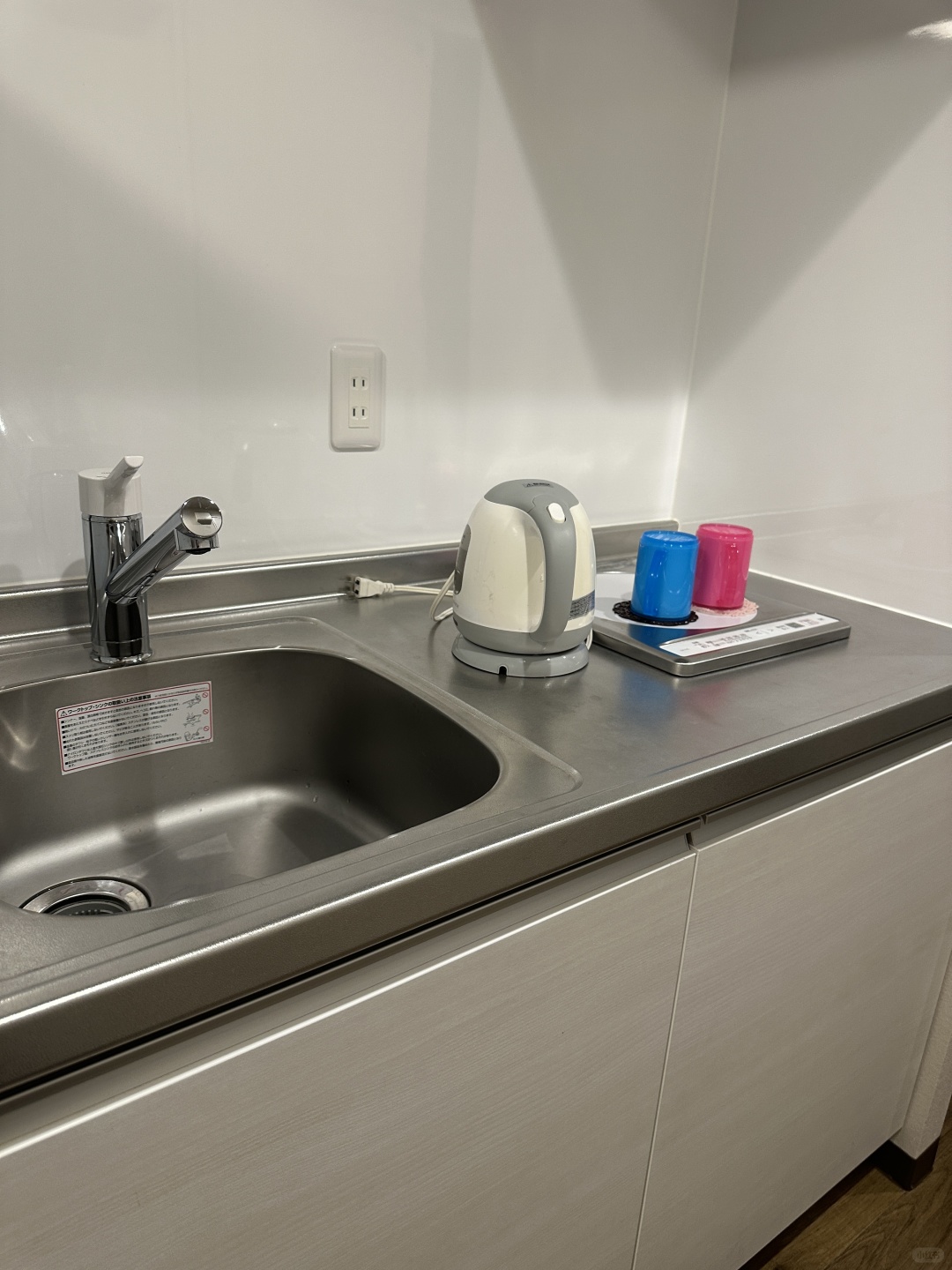 Okinawa-Naha Kume Kinjo LINK Hotel, the rooms are warmly colored and provide a complete set of Pola toiletries