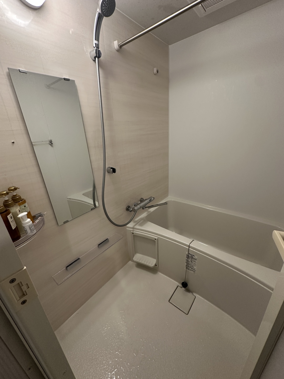 Okinawa-Naha Kume Kinjo LINK Hotel, the rooms are warmly colored and provide a complete set of Pola toiletries