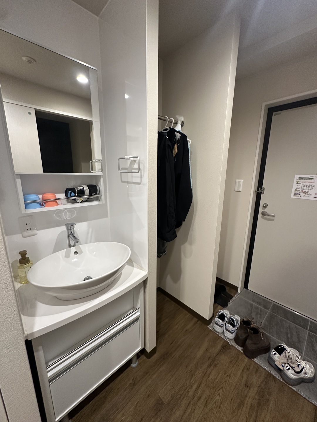 Okinawa-Naha Kume Kinjo LINK Hotel, the rooms are warmly colored and provide a complete set of Pola toiletries