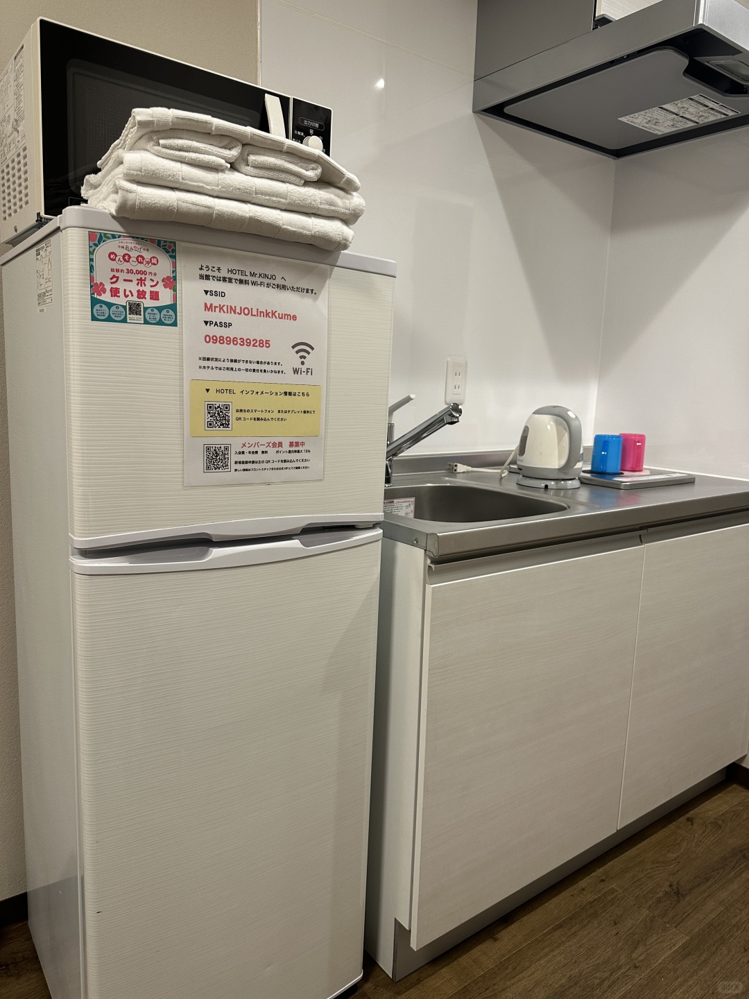 Okinawa-Naha Kume Kinjo LINK Hotel, the rooms are warmly colored and provide a complete set of Pola toiletries