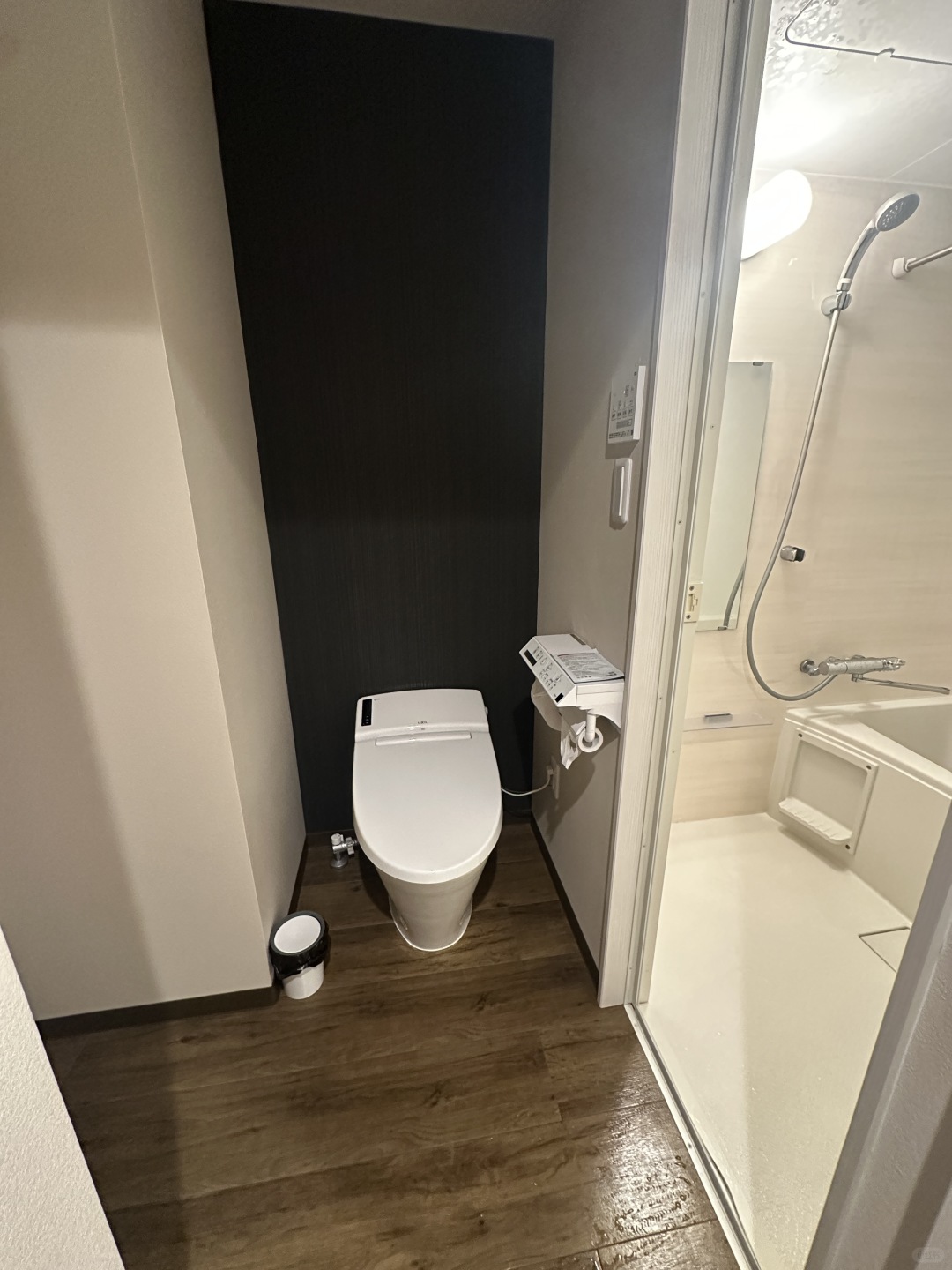 Okinawa-Naha Kume Kinjo LINK Hotel, the rooms are warmly colored and provide a complete set of Pola toiletries