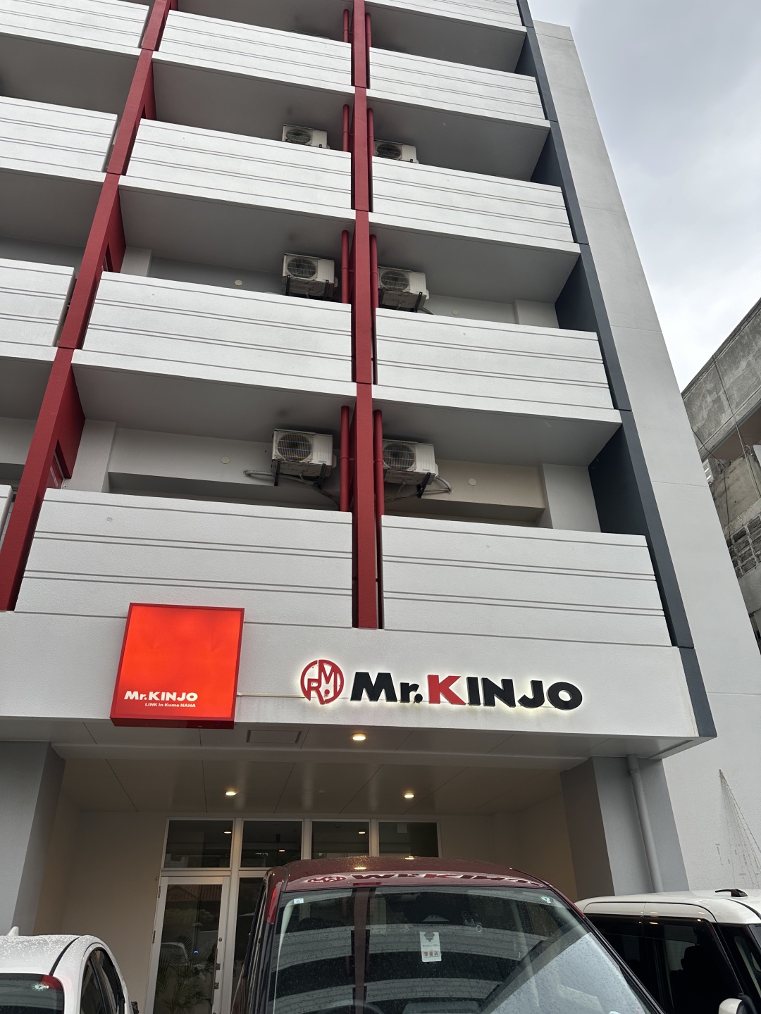 Okinawa-Naha Kume Kinjo LINK Hotel, the rooms are warmly colored and provide a complete set of Pola toiletries