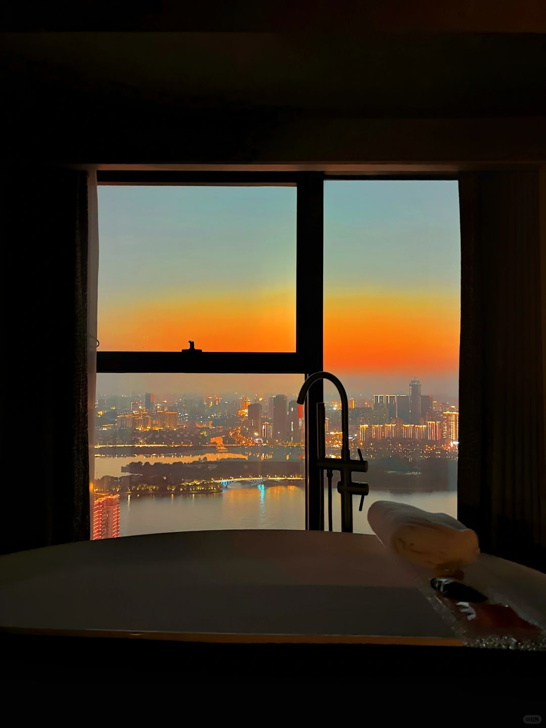 Changsha-The 57-story Tyndall Gap Hotel in Orange Island, Changsha, feels like living in an exquisite art gallery