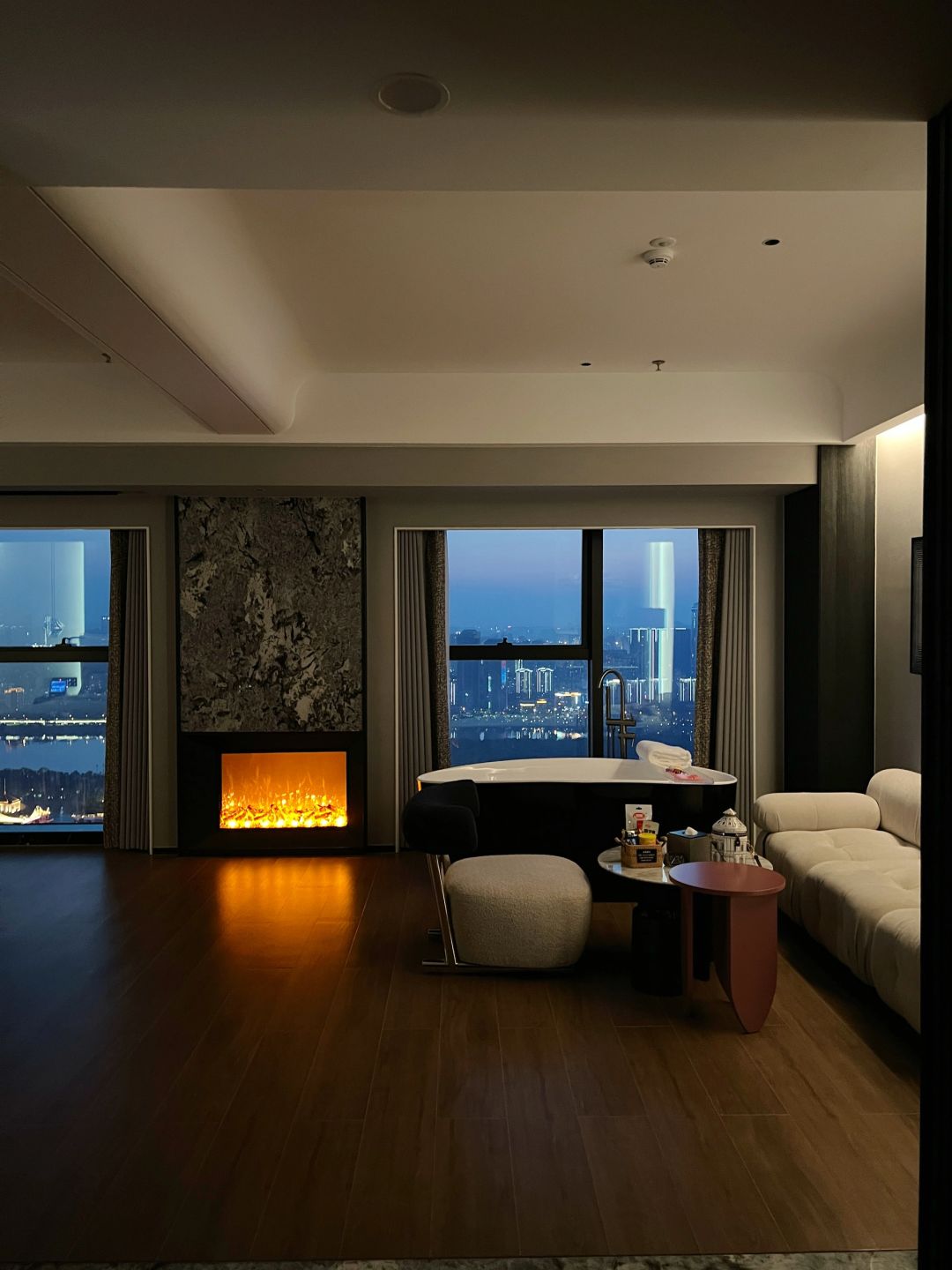 Changsha-The 57-story Tyndall Gap Hotel in Orange Island, Changsha, feels like living in an exquisite art gallery