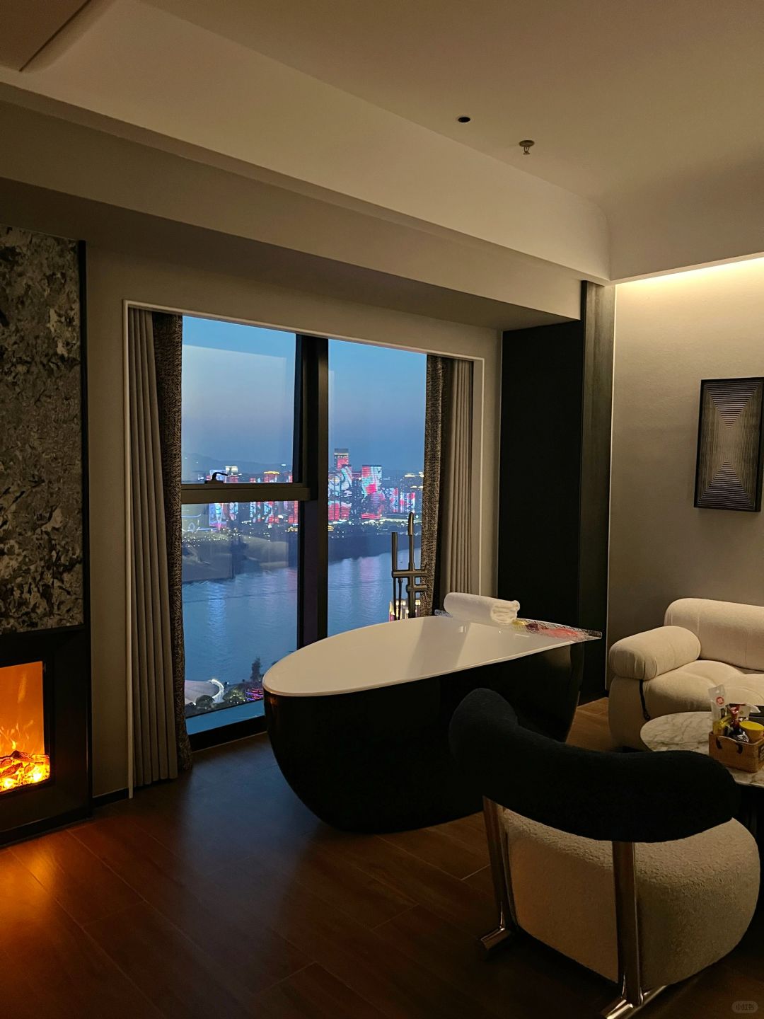 Changsha-The 57-story Tyndall Gap Hotel in Orange Island, Changsha, feels like living in an exquisite art gallery