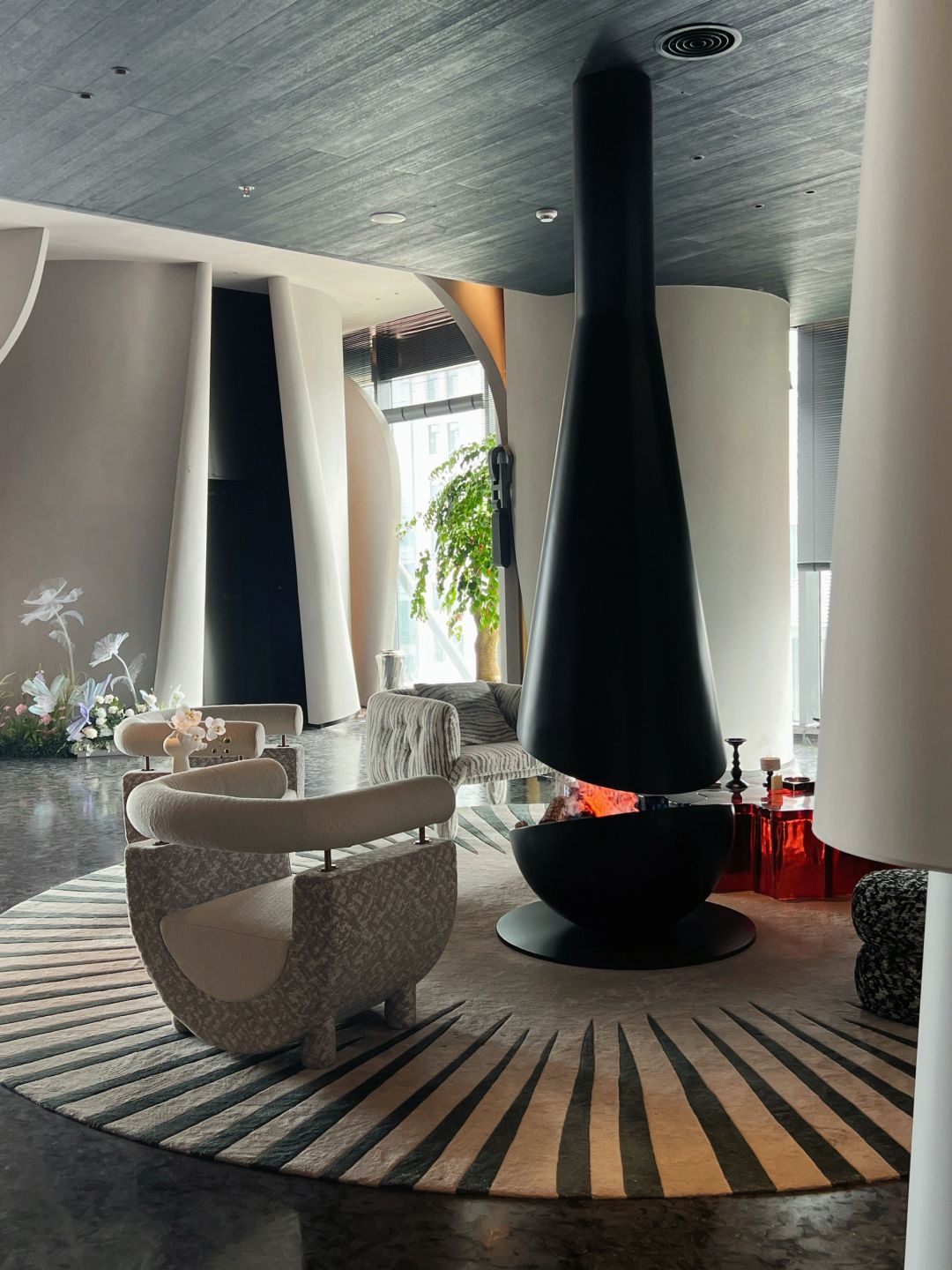 Changsha-The 57-story Tyndall Gap Hotel in Orange Island, Changsha, feels like living in an exquisite art gallery
