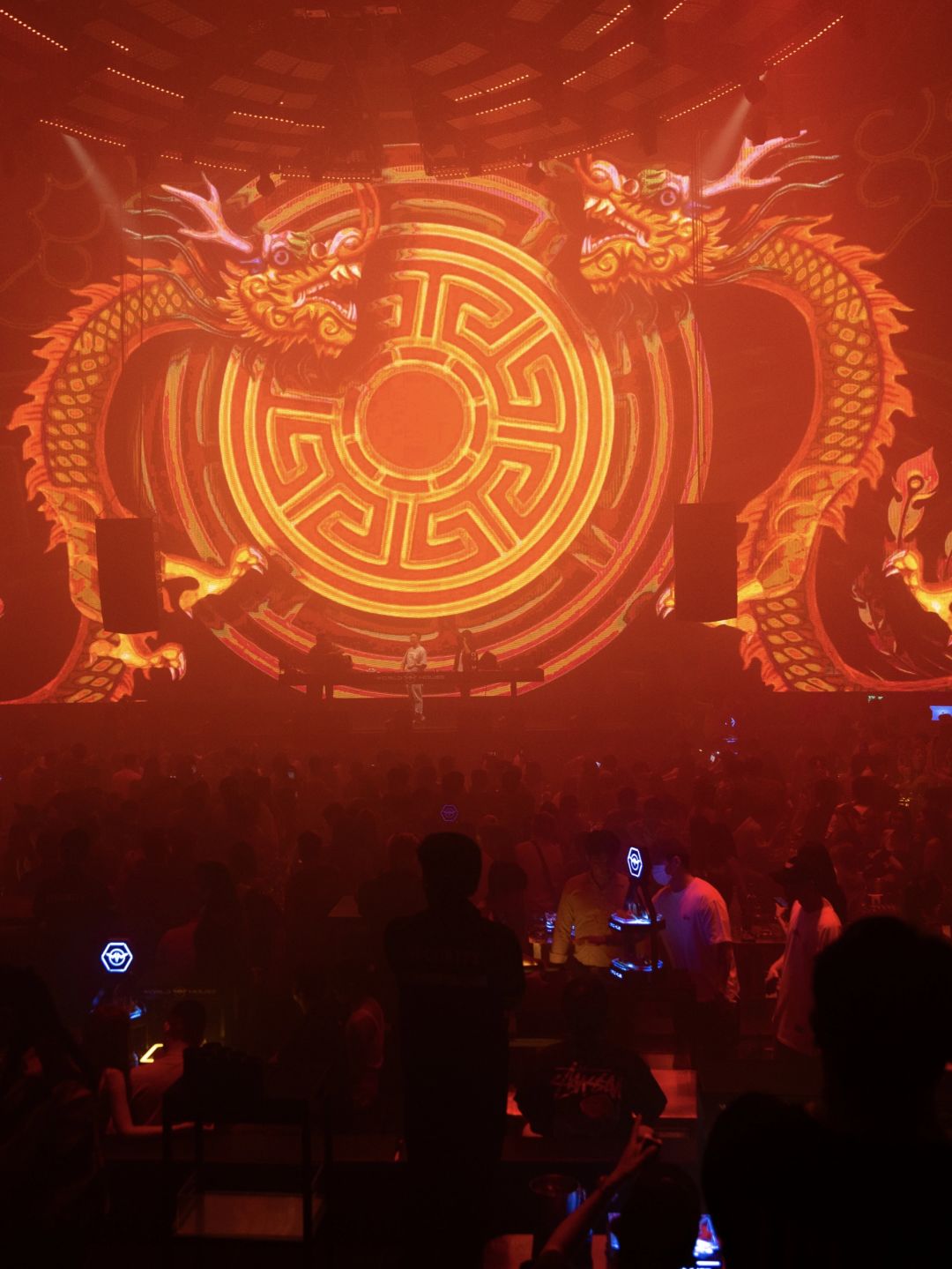 Pattaya-Hollywood and Worldhouse Bars and Nightclubs in Pattaya Review, Dating Thai Girls