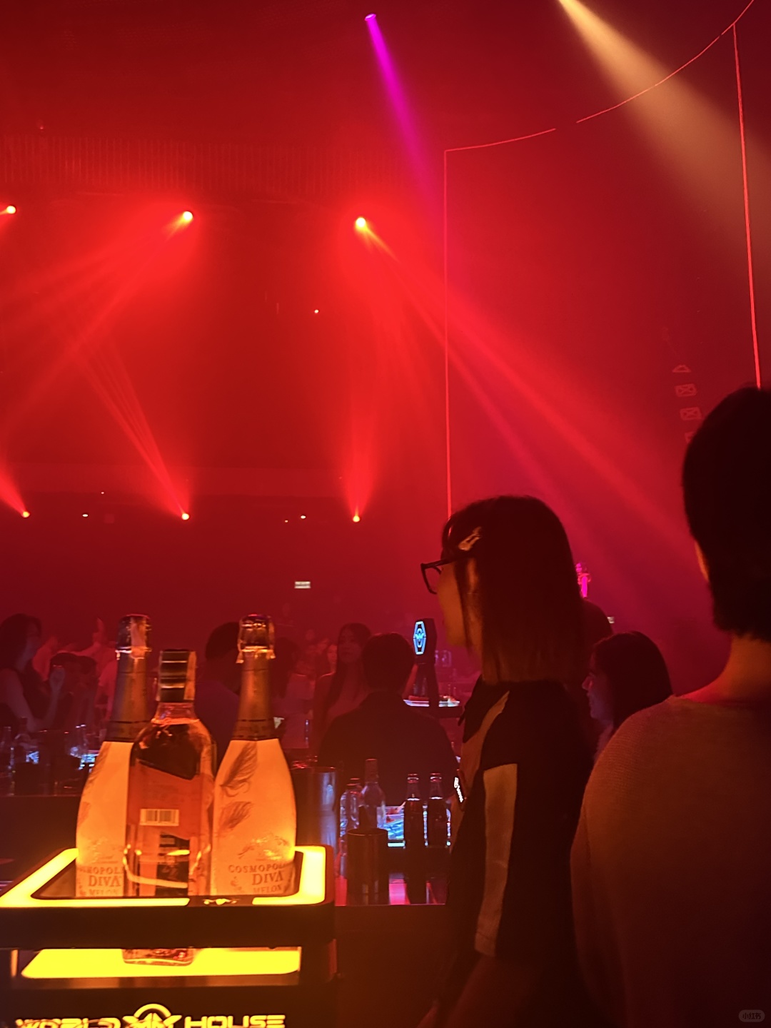 Pattaya-Hollywood and Worldhouse Bars and Nightclubs in Pattaya Review, Dating Thai Girls