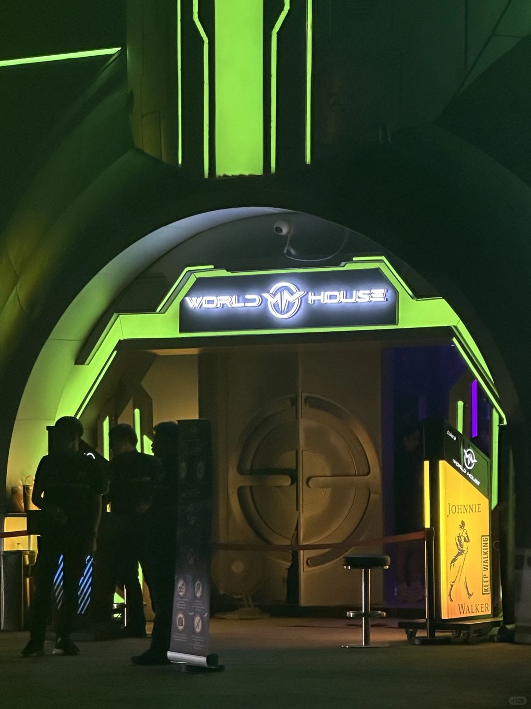 Pattaya-Hollywood and Worldhouse Bars and Nightclubs in Pattaya Review, Dating Thai Girls