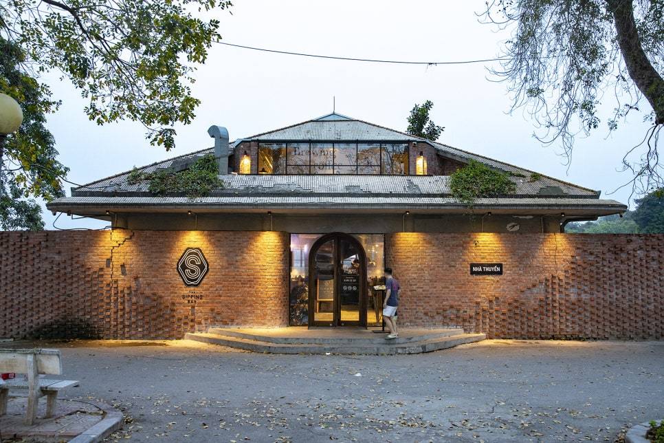 Hanoi-The Sipping Bar, a treasured café in Hanoi's Treasure Park, is a glass house surrounded by lake views