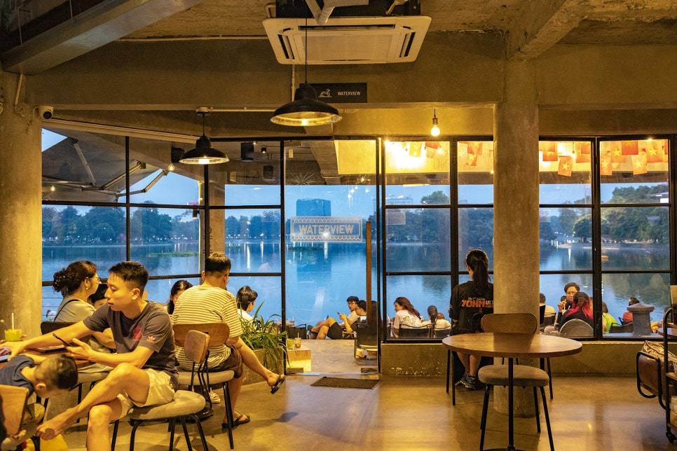 Hanoi-The Sipping Bar, a treasured café in Hanoi's Treasure Park, is a glass house surrounded by lake views