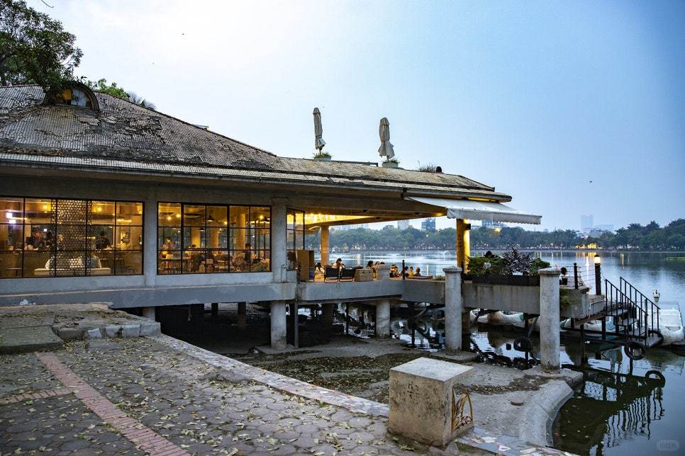Hanoi-The Sipping Bar, a treasured café in Hanoi's Treasure Park, is a glass house surrounded by lake views