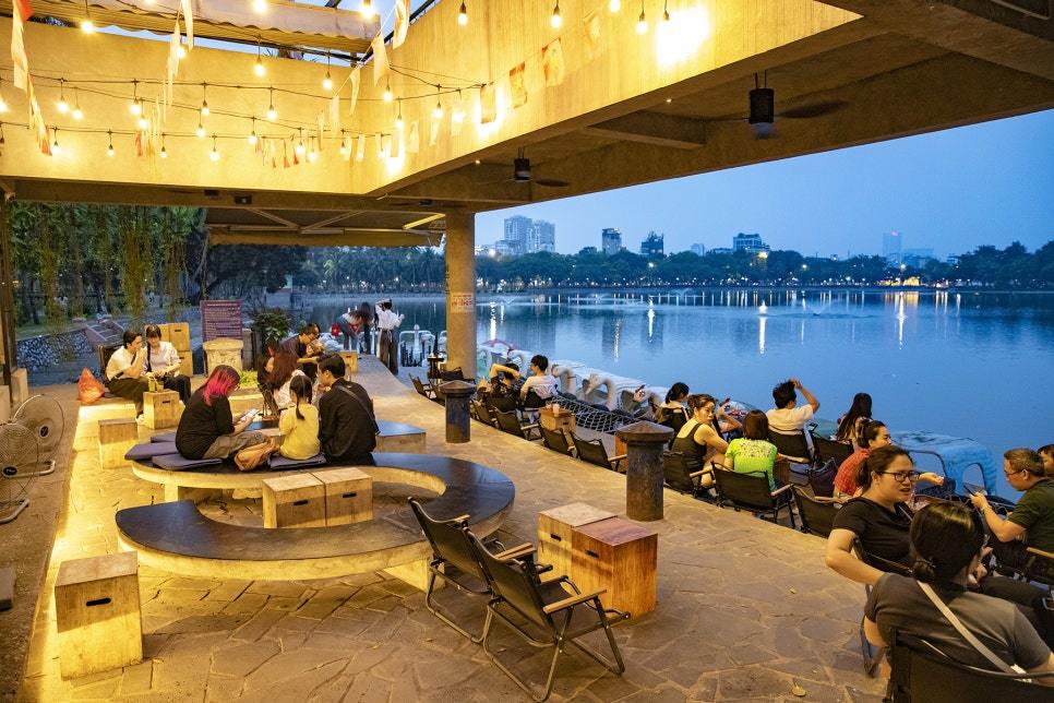 Hanoi-The Sipping Bar, a treasured café in Hanoi's Treasure Park, is a glass house surrounded by lake views
