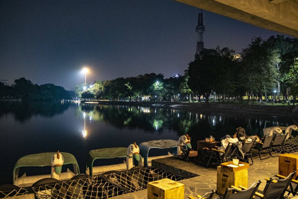 Hanoi-The Sipping Bar, a treasured café in Hanoi's Treasure Park, is a glass house surrounded by lake views