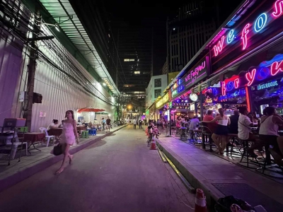 My first night at Nana in Bangkok, playing pool and drinking at We For You