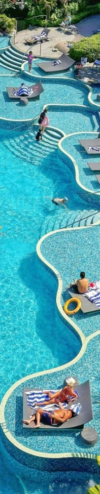 The Outpost Hotel At Sentosa, ?Tanjong Beach Bar has lots of bikini beauties