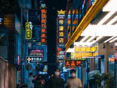I work as a "skinny" in a Macau sauna: I only serve male guests