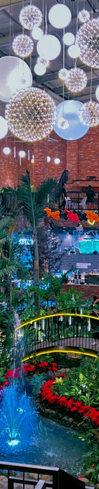LALA Garden, a cafe in Angeles. The atmosphere of the fountain and the illuminated arch bridge