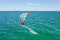 What does it feel like to ride the waves? I learned kitesurfing in Okinawa