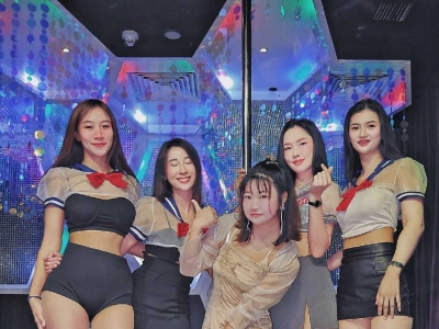 Macau Crystal Box Bar, adult nightlife starts with the morning whiskey dance floor bar