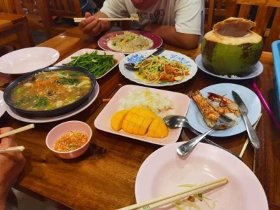 Railay Family Restaurant in Krabi, recommended green mango salad and macaroni