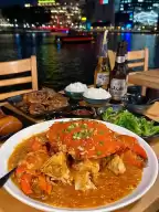When traveling to Singapore?️, you must visit the seafood restaurants at Boat Quay