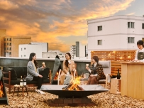 Asahikawa Autumn Night Bonfire Bar: Chatting around the fire and having selected Hokkaido wines and hot drinks