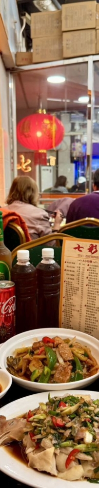 Colorful food stalls in Taipa, Macau, taste the local stir-fried food in Macau