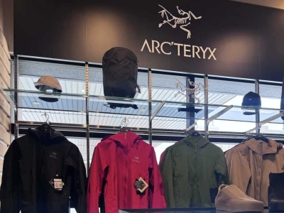 石井スポーツ Arc'teryx store in Hokkaido, Beta Alpha is very complete! Most of the popular colors are available!