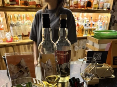 Drink at BAM bar in Yeongdeungpo, Seoul. Don't know what to drink? Ask the bartender for recommendations.
