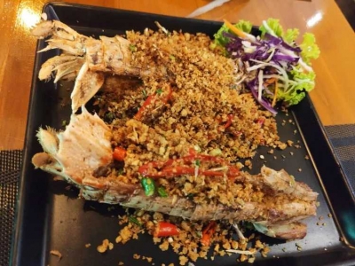 Krabi Crab House. Watching the boats in the distance, eating delicious food and chatting