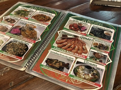Bangkok Borkung Ratchada Soi 8 gourmet restaurant, recommended salt grilled prawns