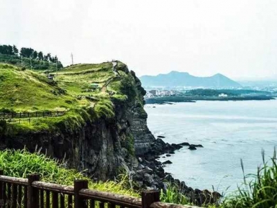Uncover the top ten hidden attractions in Jeju Island. These beautiful sights are not to be missed!
