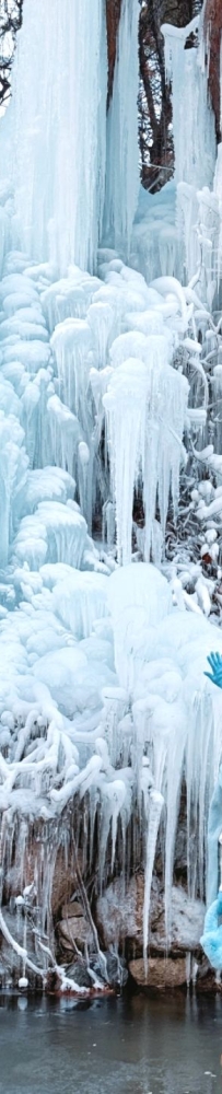 Korea's Frozen, ?A spectacular snow and ice waterfall in the suburbs of Seoul
