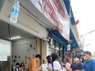 Chulalongkorn 50 roadside restaurant in Bangkok (ครัวจุฬา 50) , all the people who come here are students