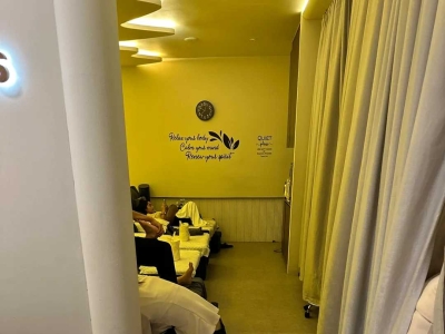 Healthing Oasis, Treasured massage shop, offers a body massage at 10pm to relieve cervical pain
