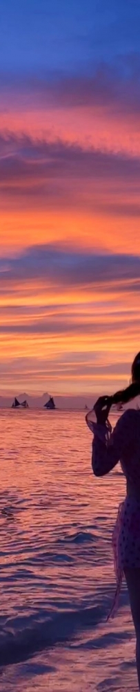 Watching the sunset at Boracay's White Beach, ?the sky is painted orange and pink