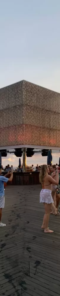 Reviews of savaya, Finns, Atlas Beach Club, beach club, and Motel Mexicola, La Favela, the most popular bars in Bali