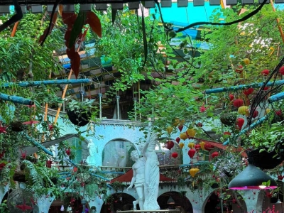 Oasis Cafe in Ho Chi Minh is a floating cafe with European and American customers. It is quiet and the coffee tastes good.