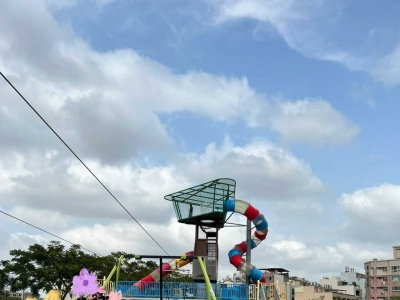 Tainan Healthy Oasis Park has interesting amusement facilities, including three slides, which are fun and exciting.