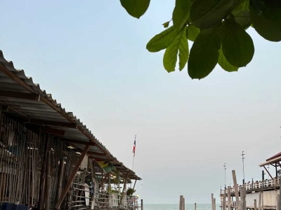 Travel guide to Hua Hin, Thailand: a great place to relax, sunbathe, daydream, and surf