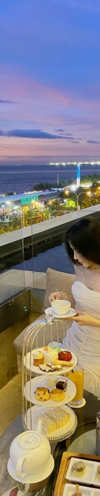 Conrad Pasay Metro Hotel Manila, enjoy the city night view and the slowly rotating Ferris wheel